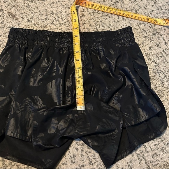 Athleta Run Black Palm Tree Print Athletic Shorts Size Small - Picture 9 of 10